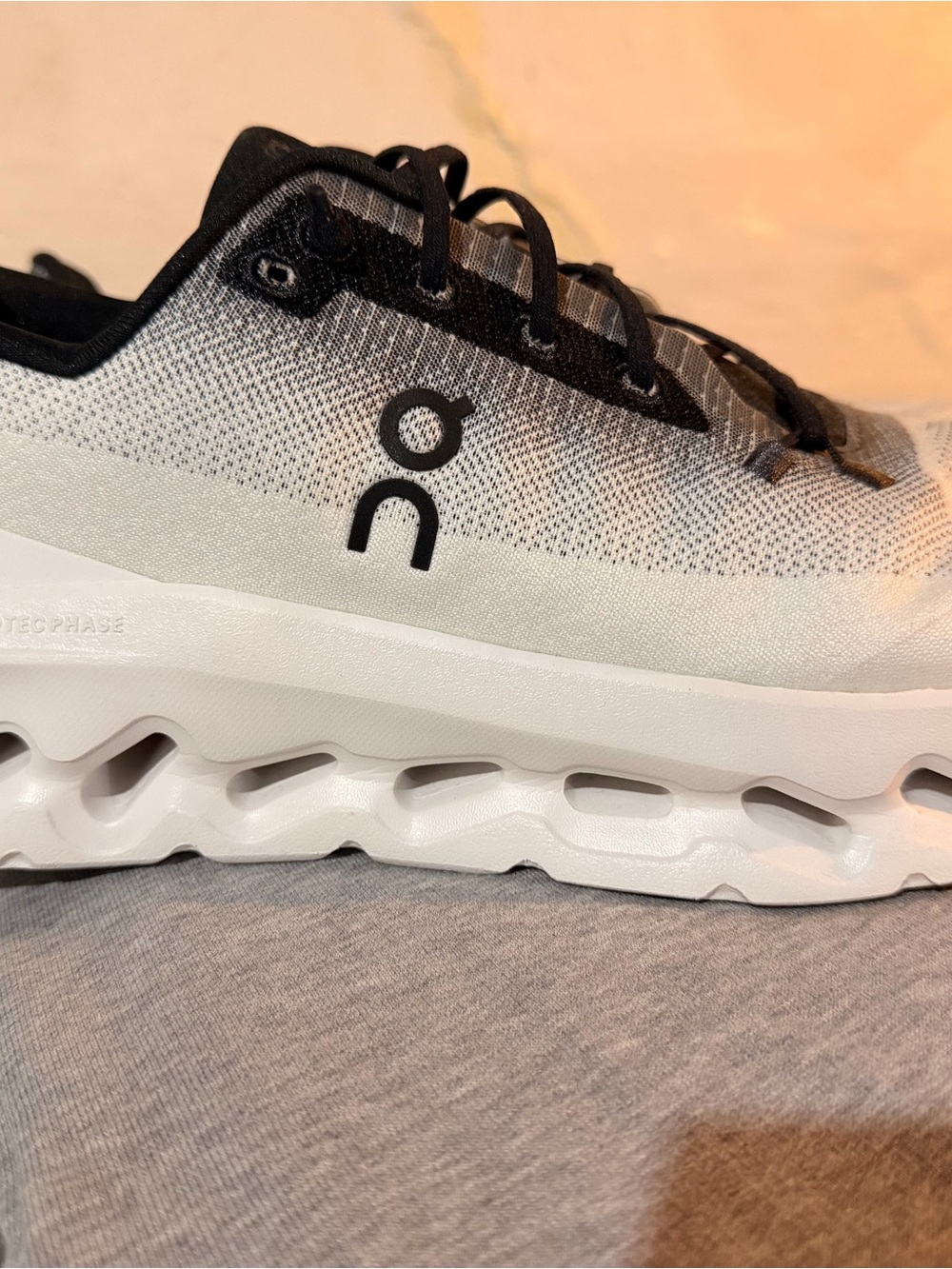 On Running Men’s White and Black Cloud-style Sneaker